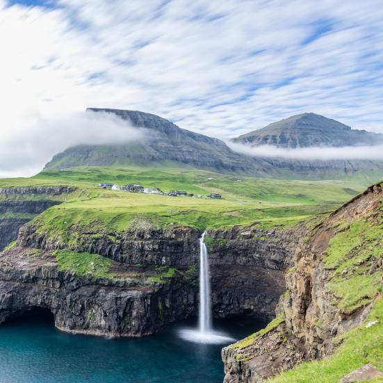Foto af Færøerne og vandfald