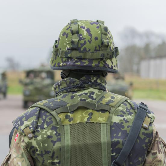 Dansk soldat set bagfra med udrustning.