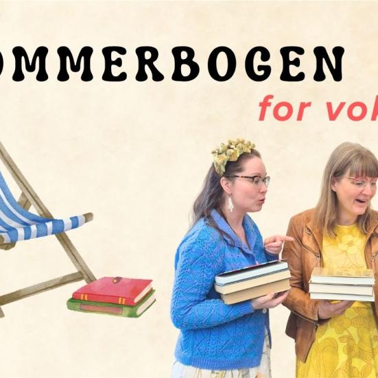 tre bibliotekarer kigger interesseret på de bogstakke de hver især holder i favnen. I baggrunden ses logoet for Sommerbogen for voksne og en tegning af en strandstol