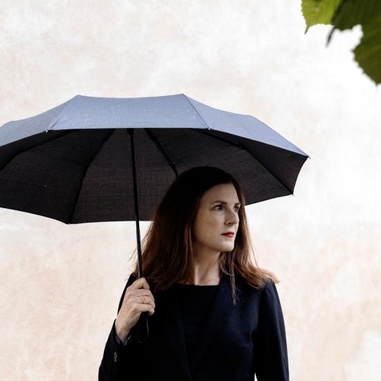 Forfatterportræt: Kirsten Hammann med paraply