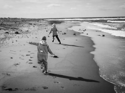 Foto af børn på strand. Sort/hvid