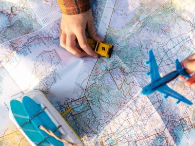 Kort og legetøjsbil og fly