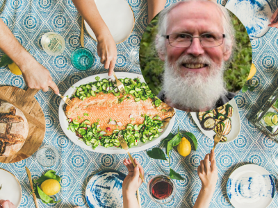 et flot opdækket bord med farverige tallerkner og mange hænder der rækker indover hinanden og den lækre mad. Indsat i højre hjørne er et portræt af Peder Meyhoff.