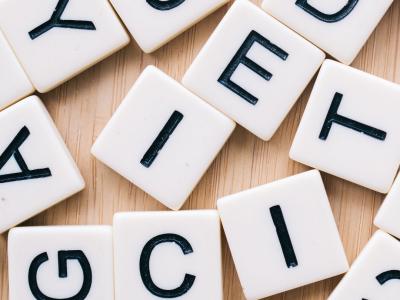 brikker med bogstaver