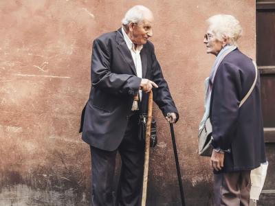 to ældre mennesker taler sammen på gade