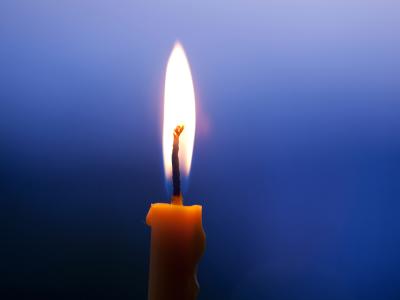 Billede af tændt stearinlys 