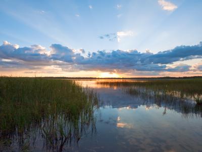 Solnedgang over en sø