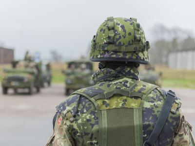 Dansk soldat set bagfra med udrustning.