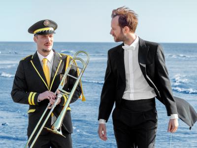 to mænd, musikanter, står på stranden