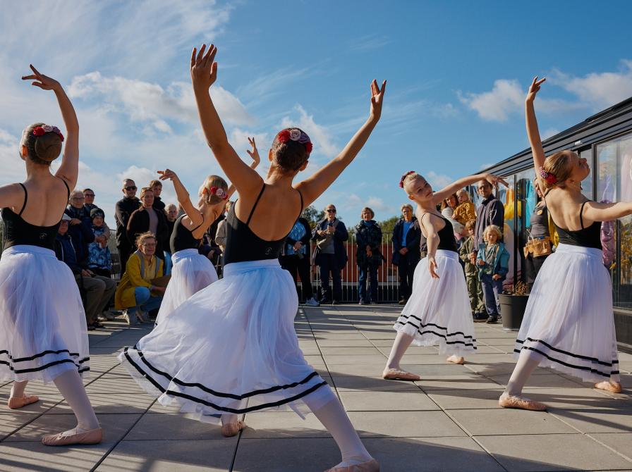 Balletdansere danser på tagterrasse 
