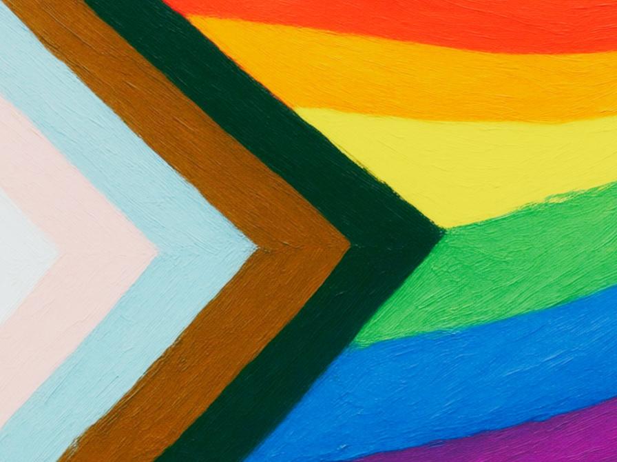 Pride-flag i penselstrøg, inklusiv progress-flagets striber.