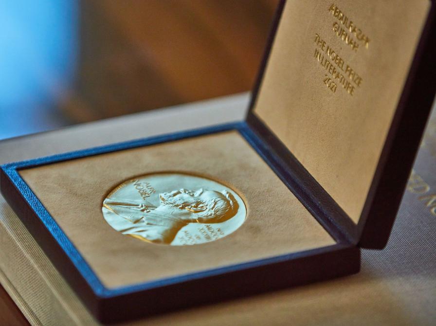 Close-up af Nobelprismedaljen som ligger i en åben æske.