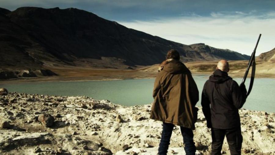Cover til film - to mænd kigger ud over artisk landskab